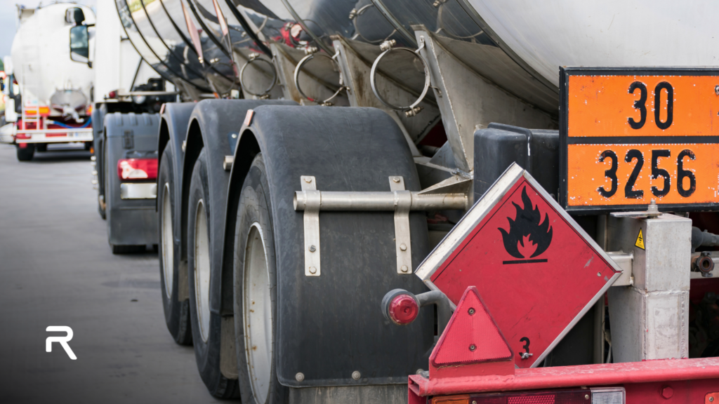Imagem 3: Sinalização de caminhões carregando produtos químicos